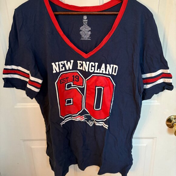 New England Patriots Women's V-Neck T-Shirt - Size XL - Like New - Picture 1 of 3